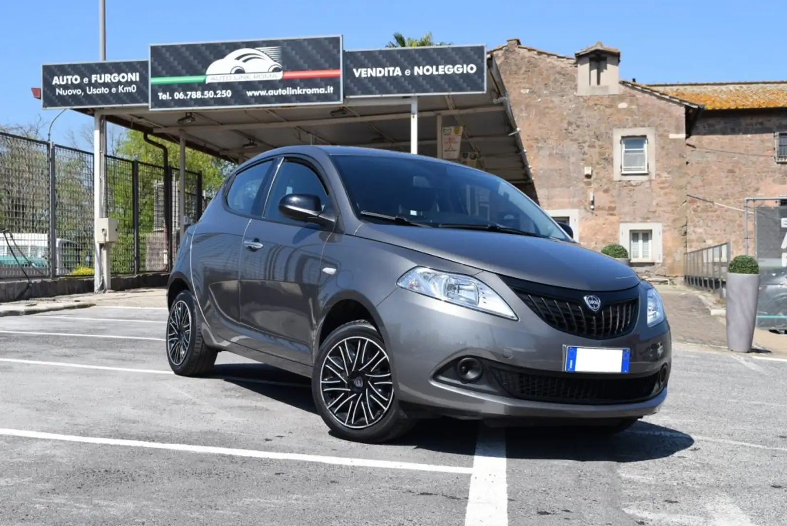 Lancia Ypsilon 1.0 5 porte Gold S&S Hybrid 69CV Grigio - 1