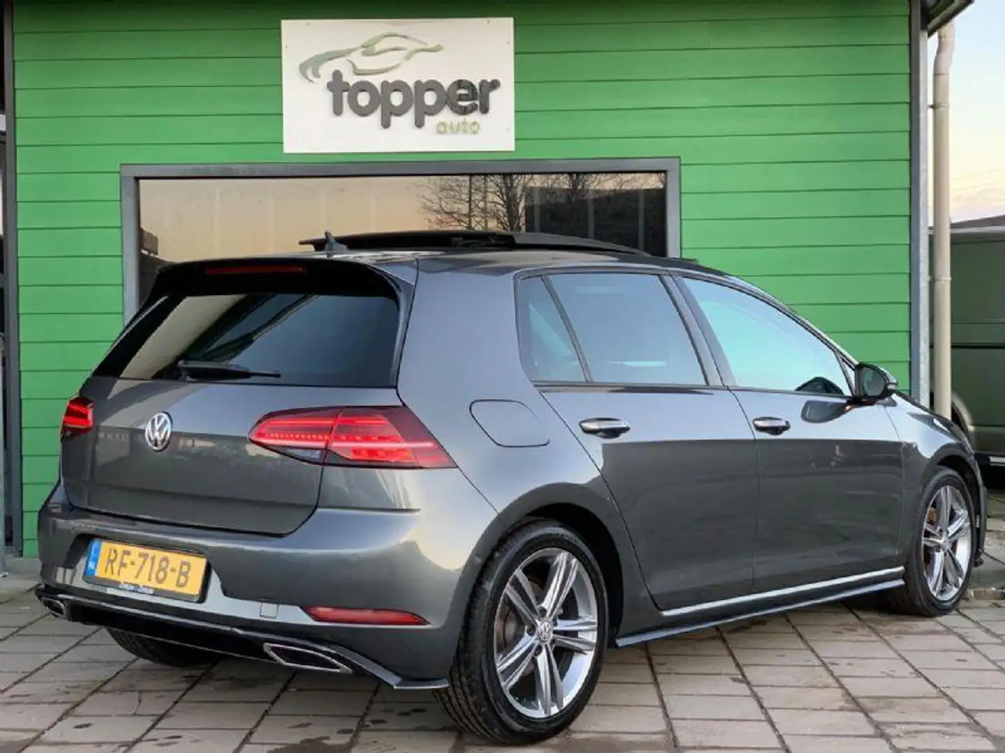 Volkswagen Golf 1.5 TSI Highline / R-Line / PanoDak / Virtual / Grijs - 2