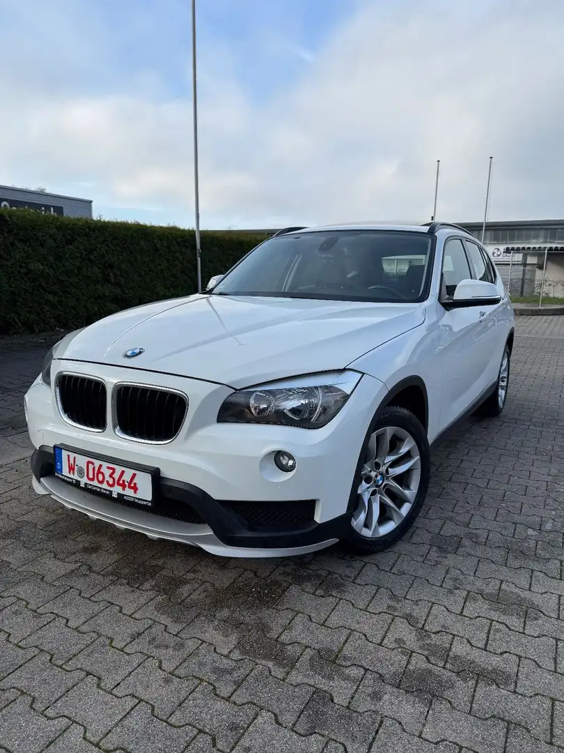 BMW X1 20d sDrive AUTO AHK PANO NAVI LED Weiß - 1