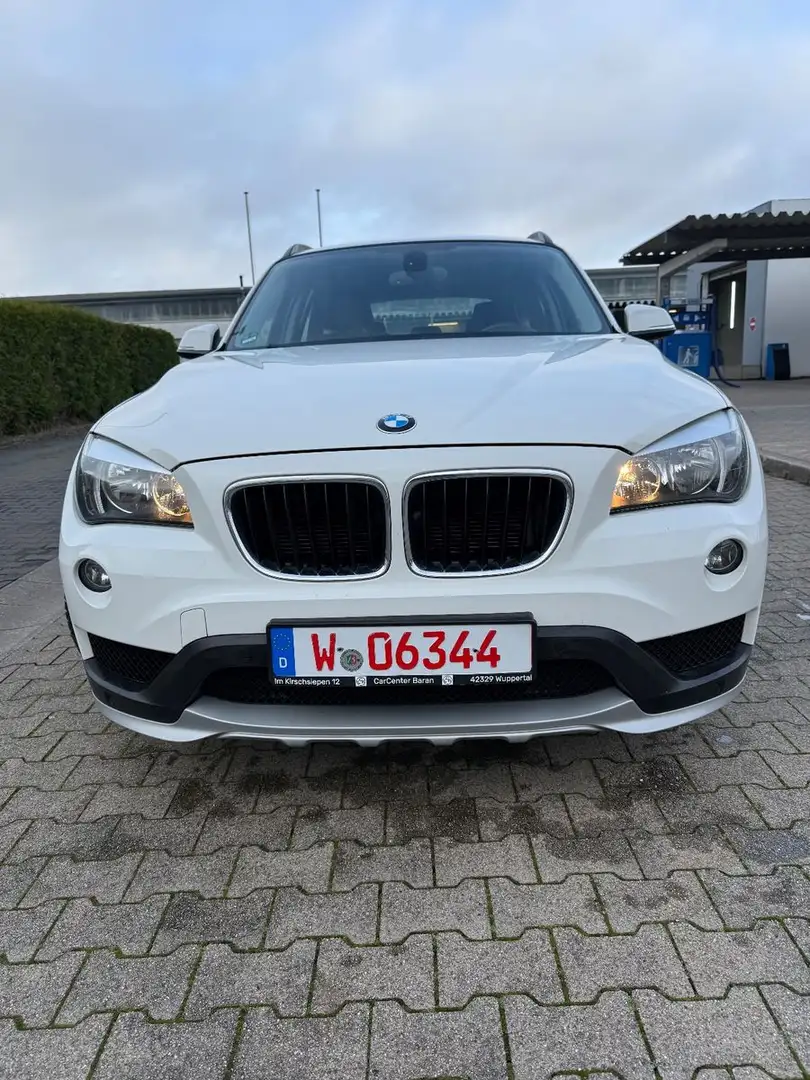 BMW X1 20d sDrive AUTO AHK PANO NAVI LED Weiß - 2