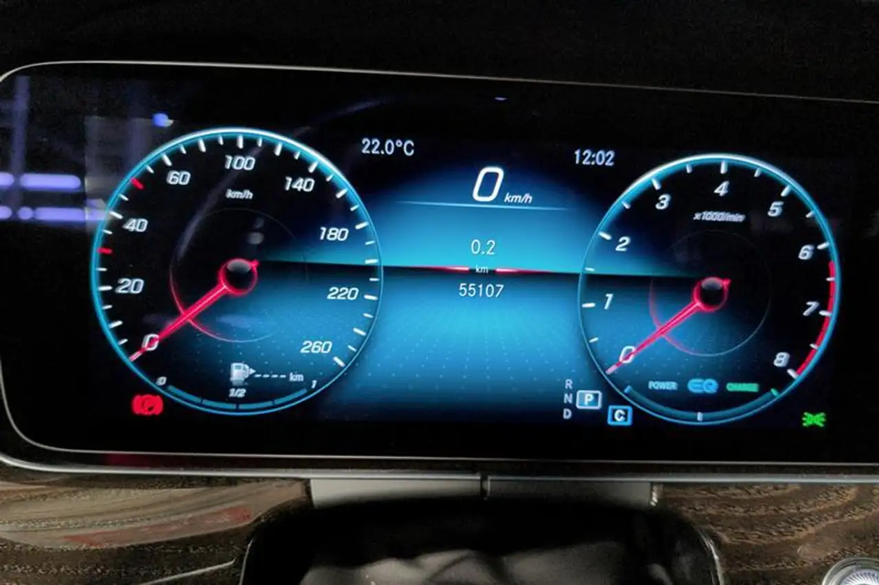 Mercedes-Benz E-Class снимка Mercedes-Benz E-Class