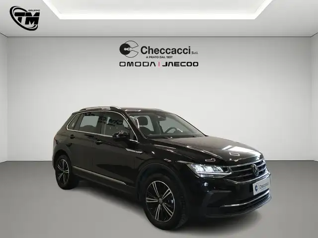 Volkswagen Tiguan view 4