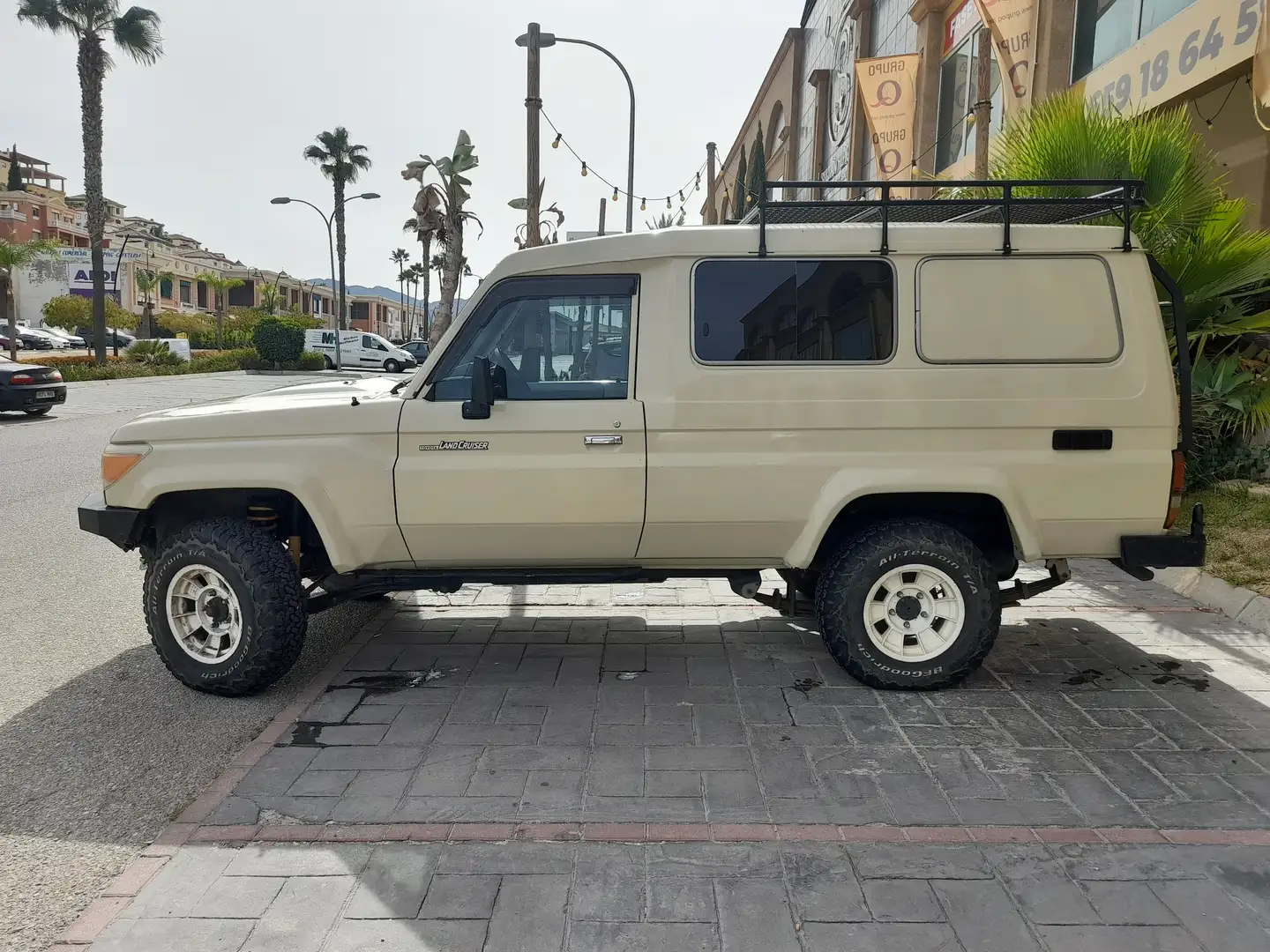 Toyota Land Cruiser Land Cruiser HZJ 78 Beige - 2