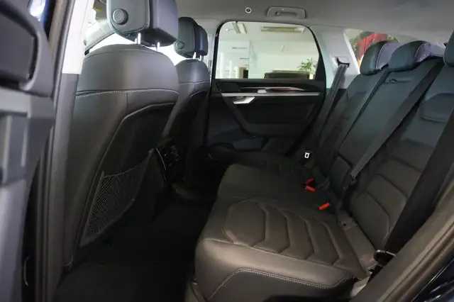 Volkswagen Touareg view 9