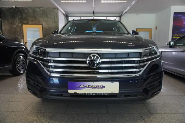Volkswagen Touareg view 2