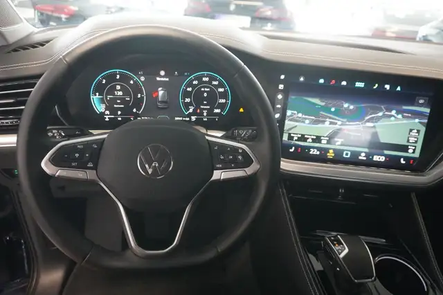 Volkswagen Touareg view 11
