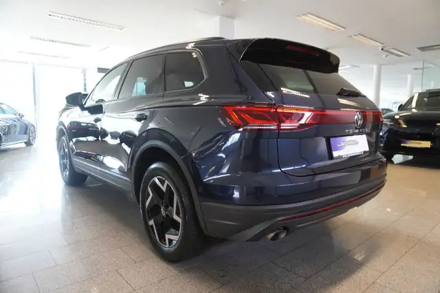 Volkswagen Touareg view 4