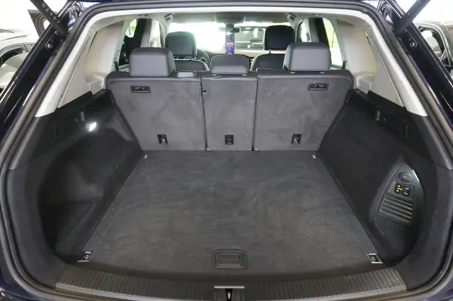 Volkswagen Touareg view 10