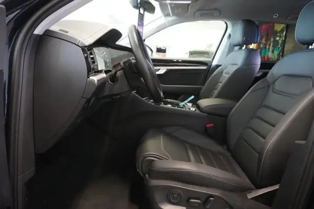 Volkswagen Touareg view 8