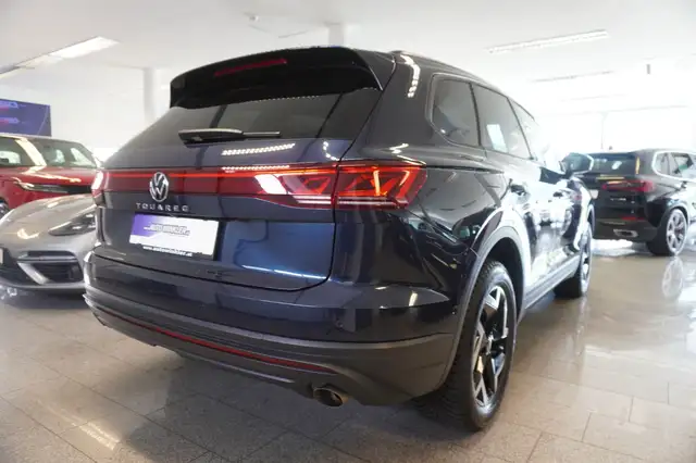 Volkswagen Touareg view 5