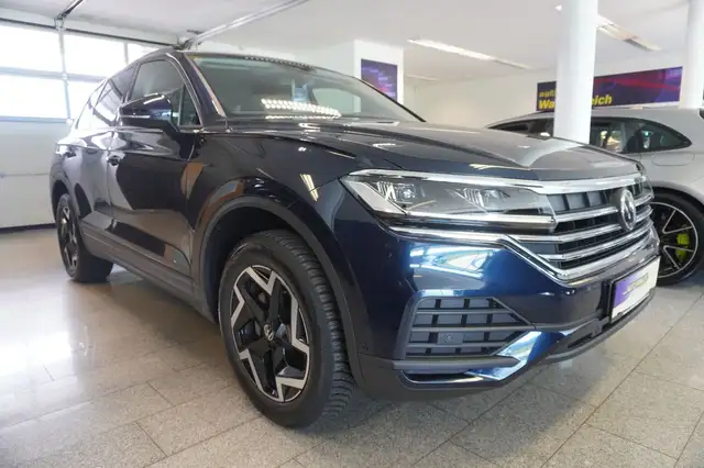Volkswagen Touareg view 3