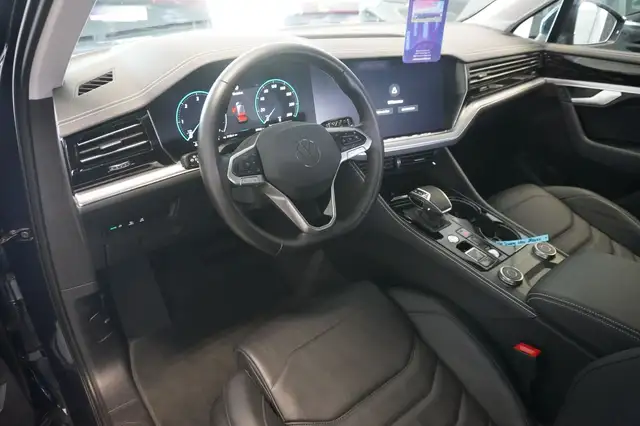 Volkswagen Touareg view 7