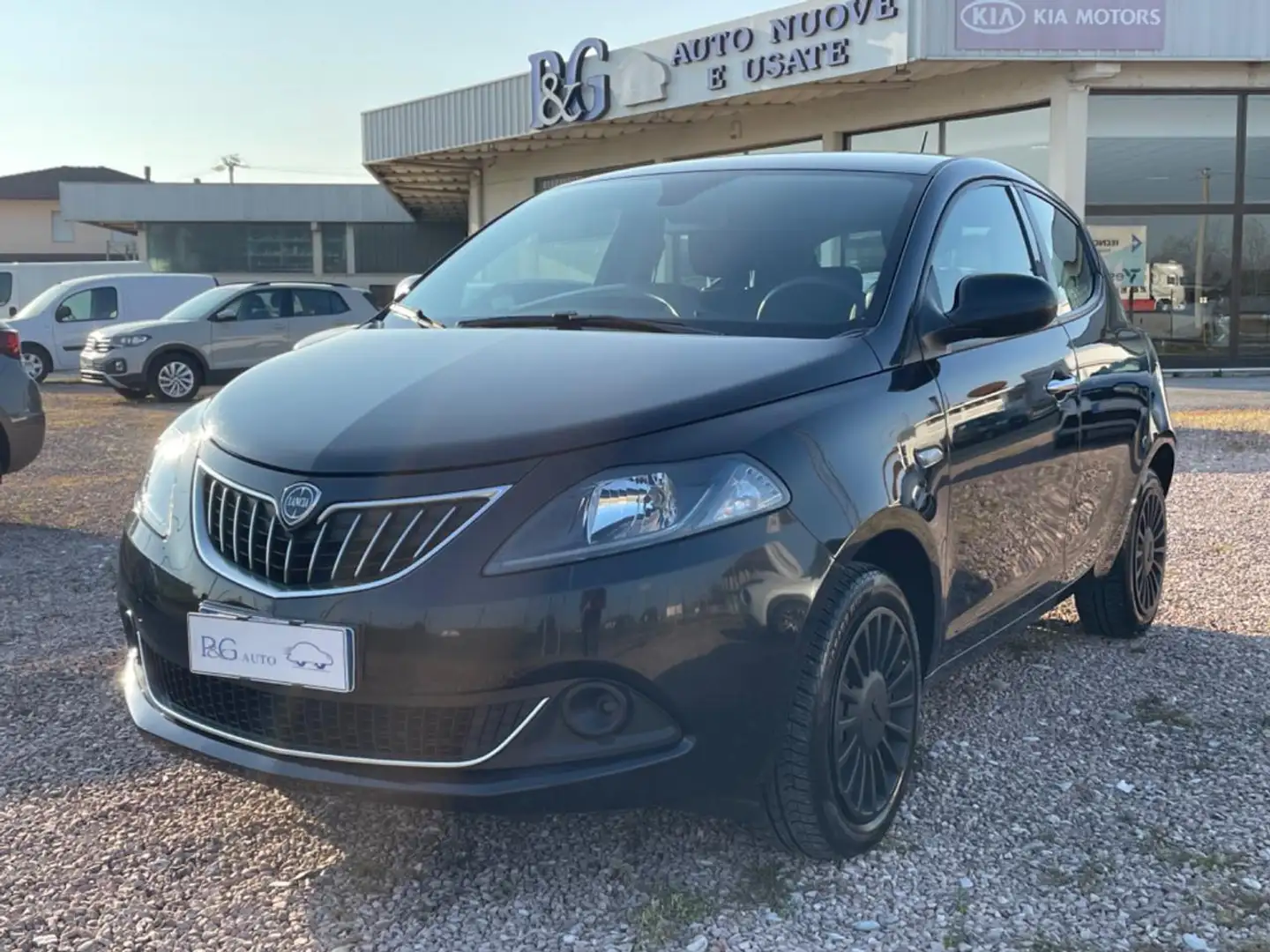 Lancia Ypsilon 1.0 FireFly 5 porte S&S Hybrid Silver Nero - 1