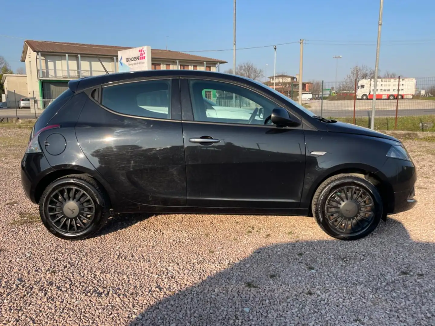 Lancia Ypsilon 1.0 FireFly 5 porte S&S Hybrid Silver Nero - 2