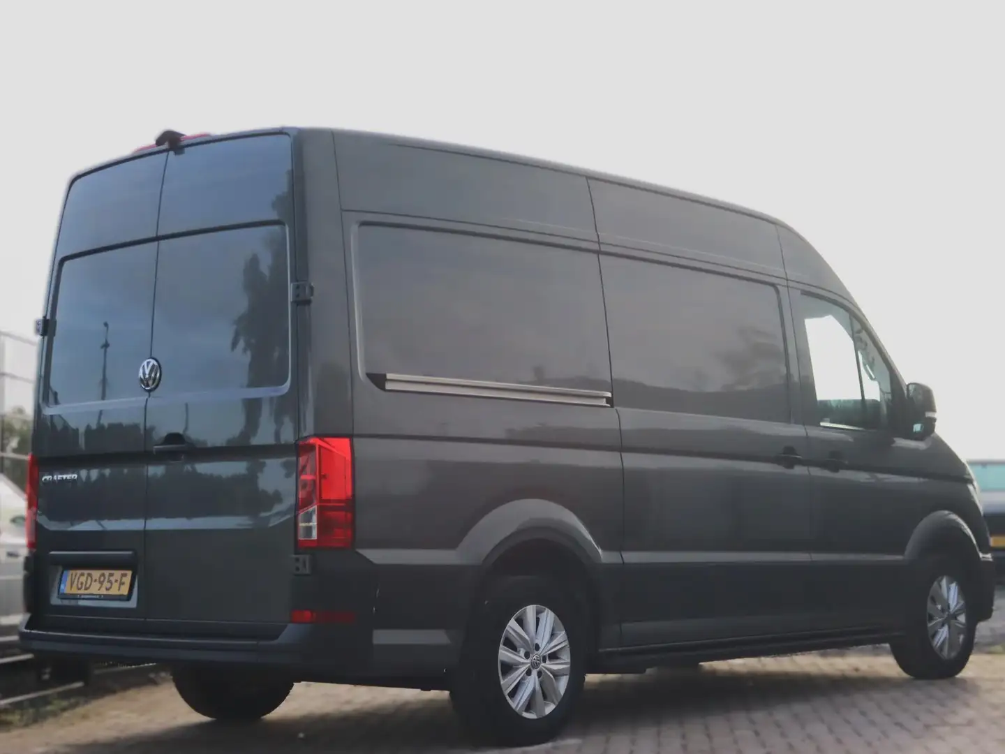Volkswagen Crafter 35 Highline 2.0 TDI 177PK L3H3 Bi Led, Navigatie, Gris - 2