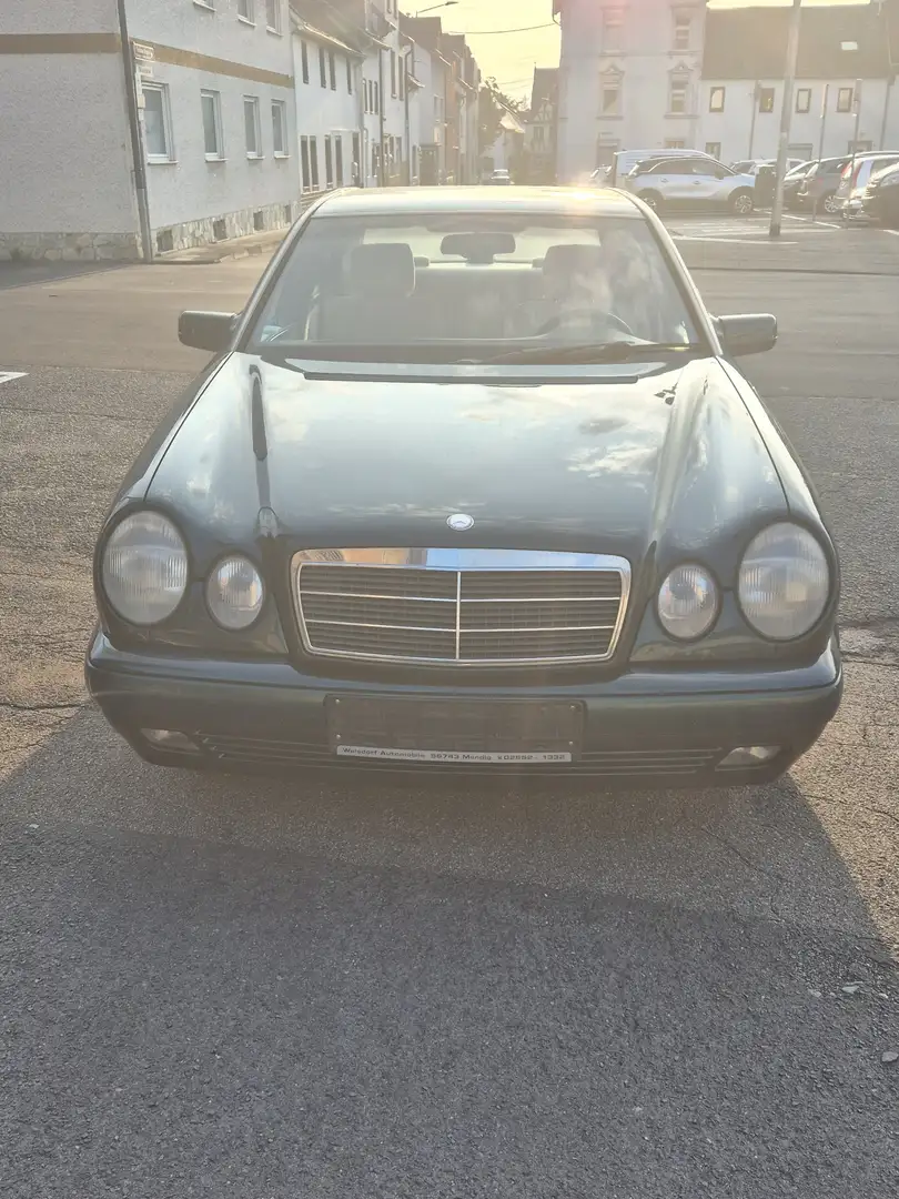 Mercedes-Benz E 200 Classic Grün - 1