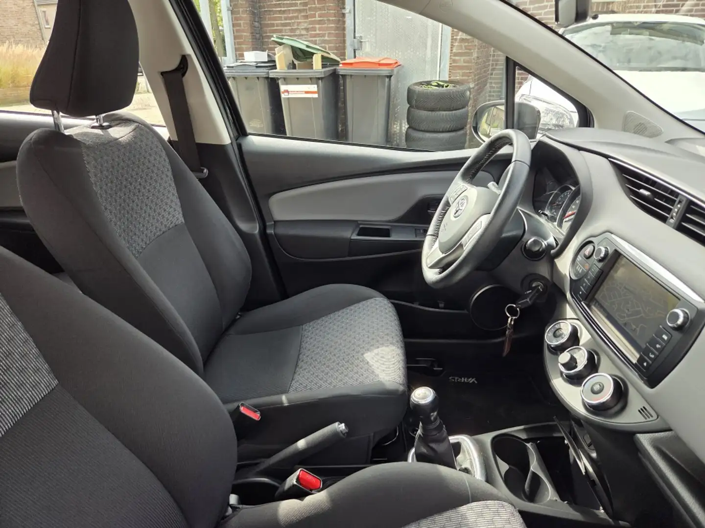 Toyota Yaris 1.0 VVT-i Aspiration Zwart - 2