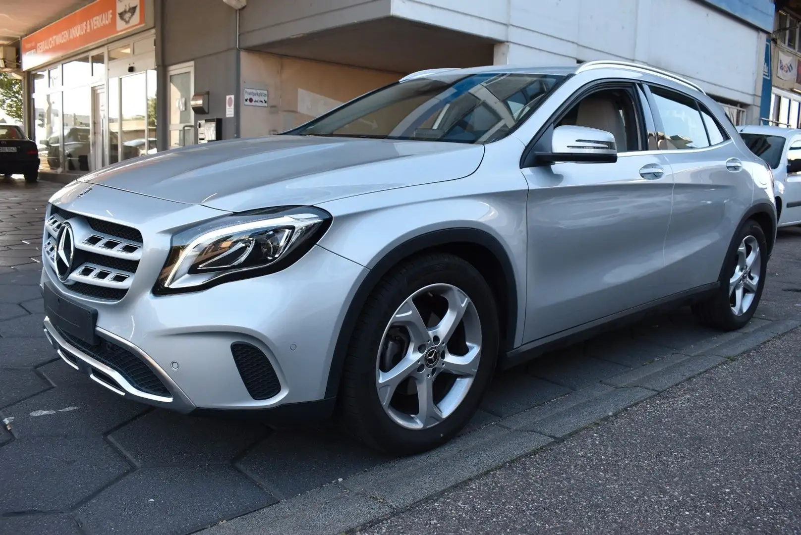 Mercedes-Benz GLA 180 *Neuwertig*Org Km*1te Hand Silber - 1