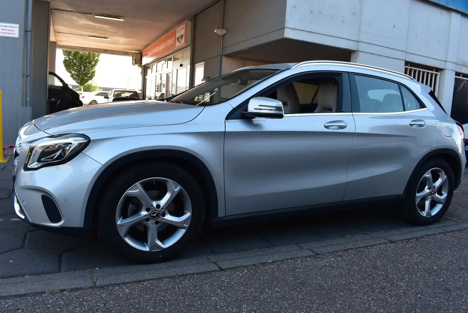 Mercedes-Benz GLA 180 *Neuwertig*Org Km*1te Hand Silber - 2