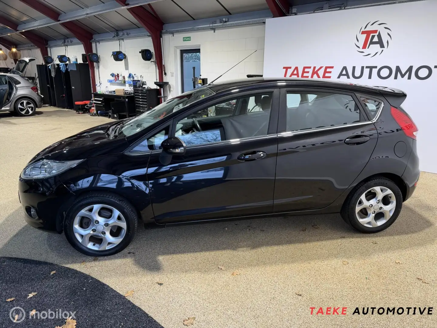 Ford Fiesta 1.6 Titanium Clima/Cruise/Nap/1eEIG/Apk Schwarz - 2