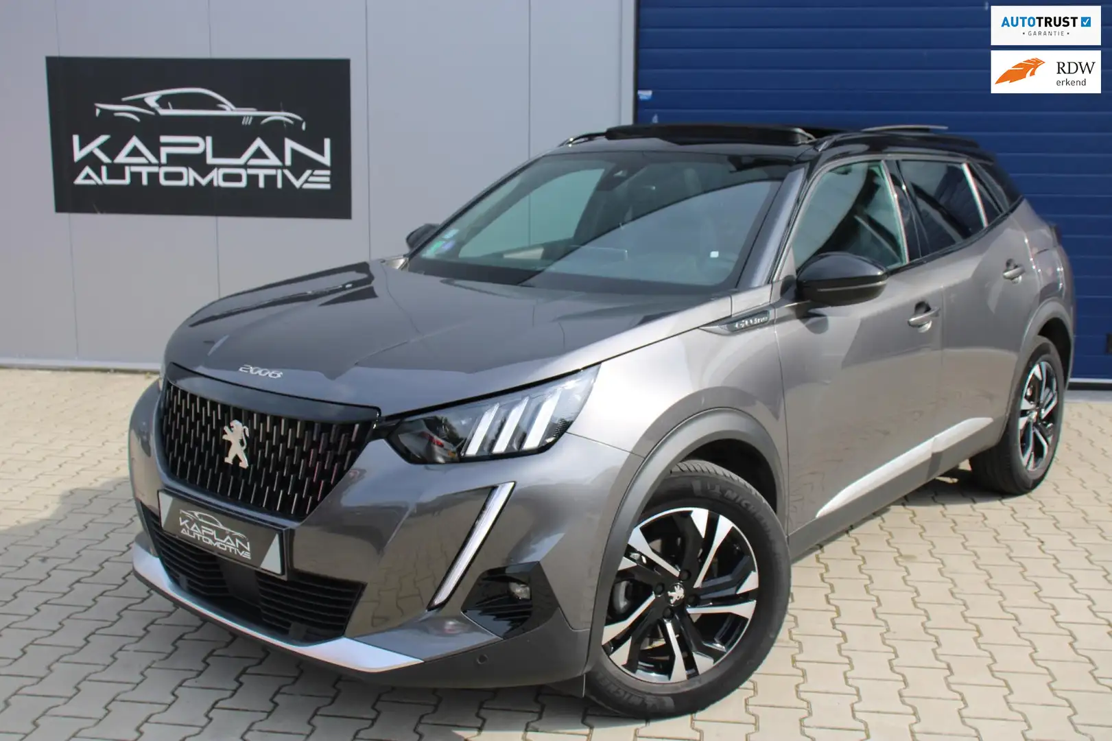 Peugeot 2008 GT 131PK PANO NAVI 360CAM GARANTIE CARPLAY SFEERVE Grijs - 1