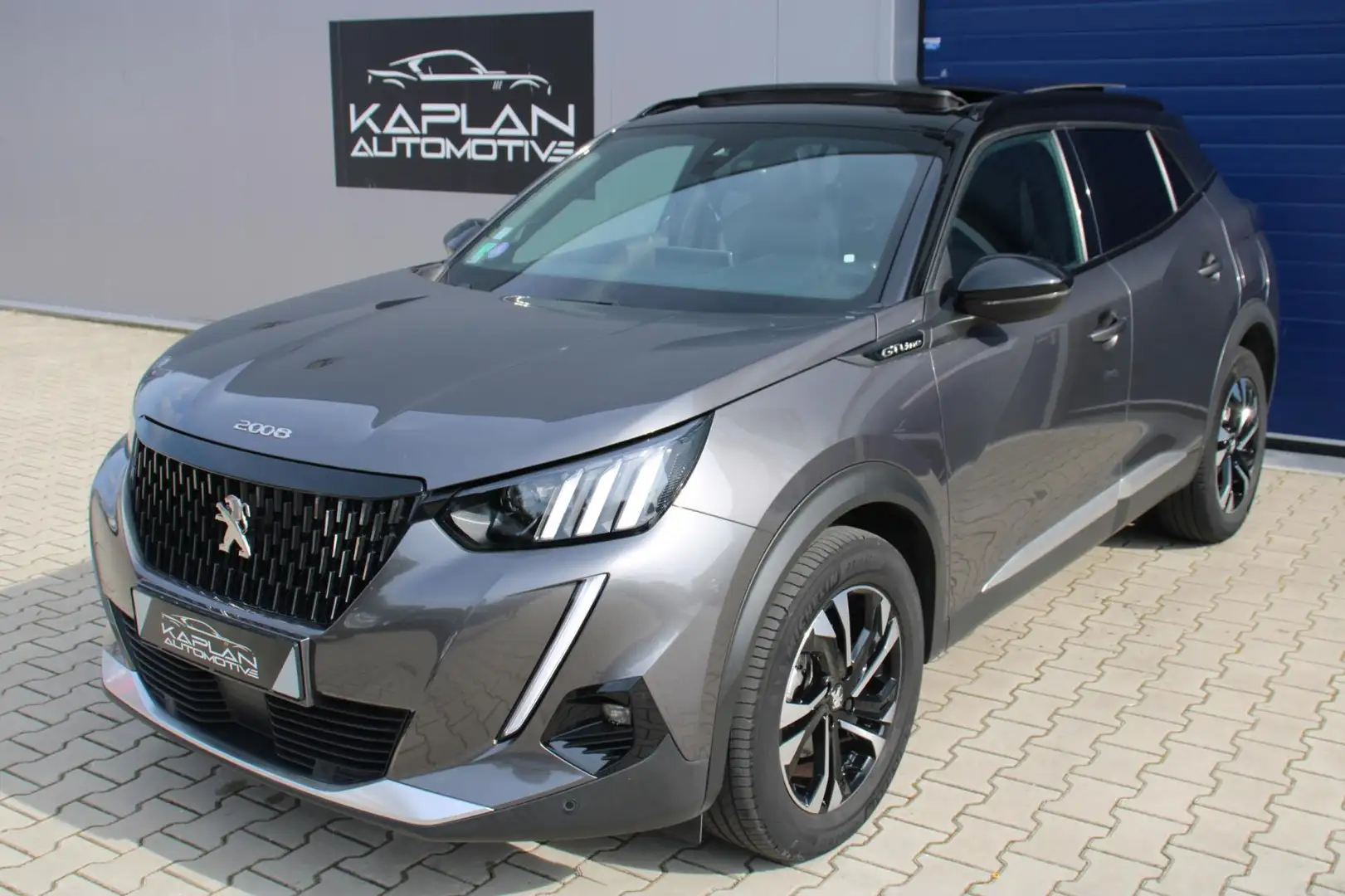 Peugeot 2008 GT 131PK PANO NAVI 360CAM GARANTIE CARPLAY SFEERVE Grijs - 2