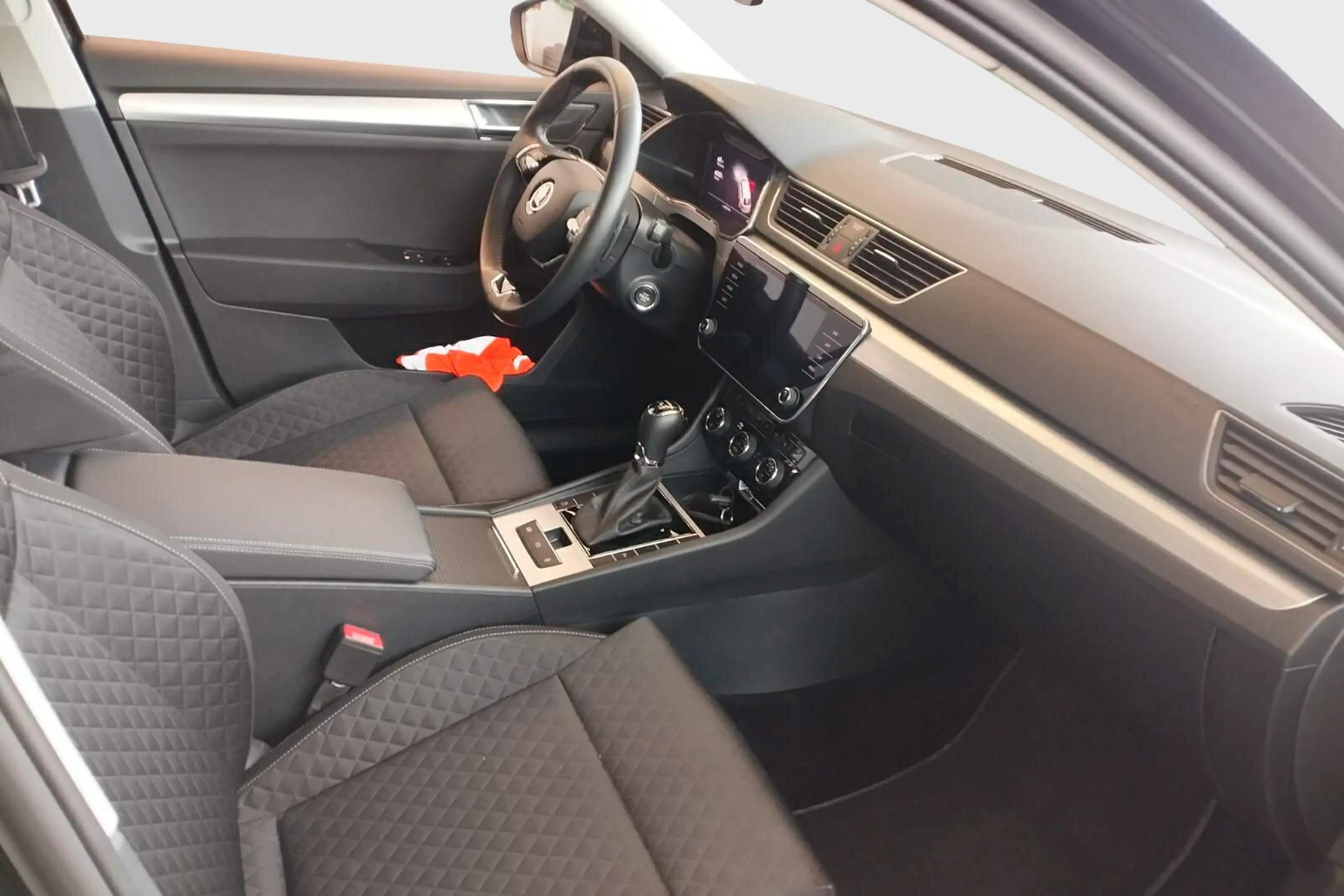 Skoda Superb Combi 2.0 TDI Ambition DSG*NAV*RFK*LED*AC — photo 4