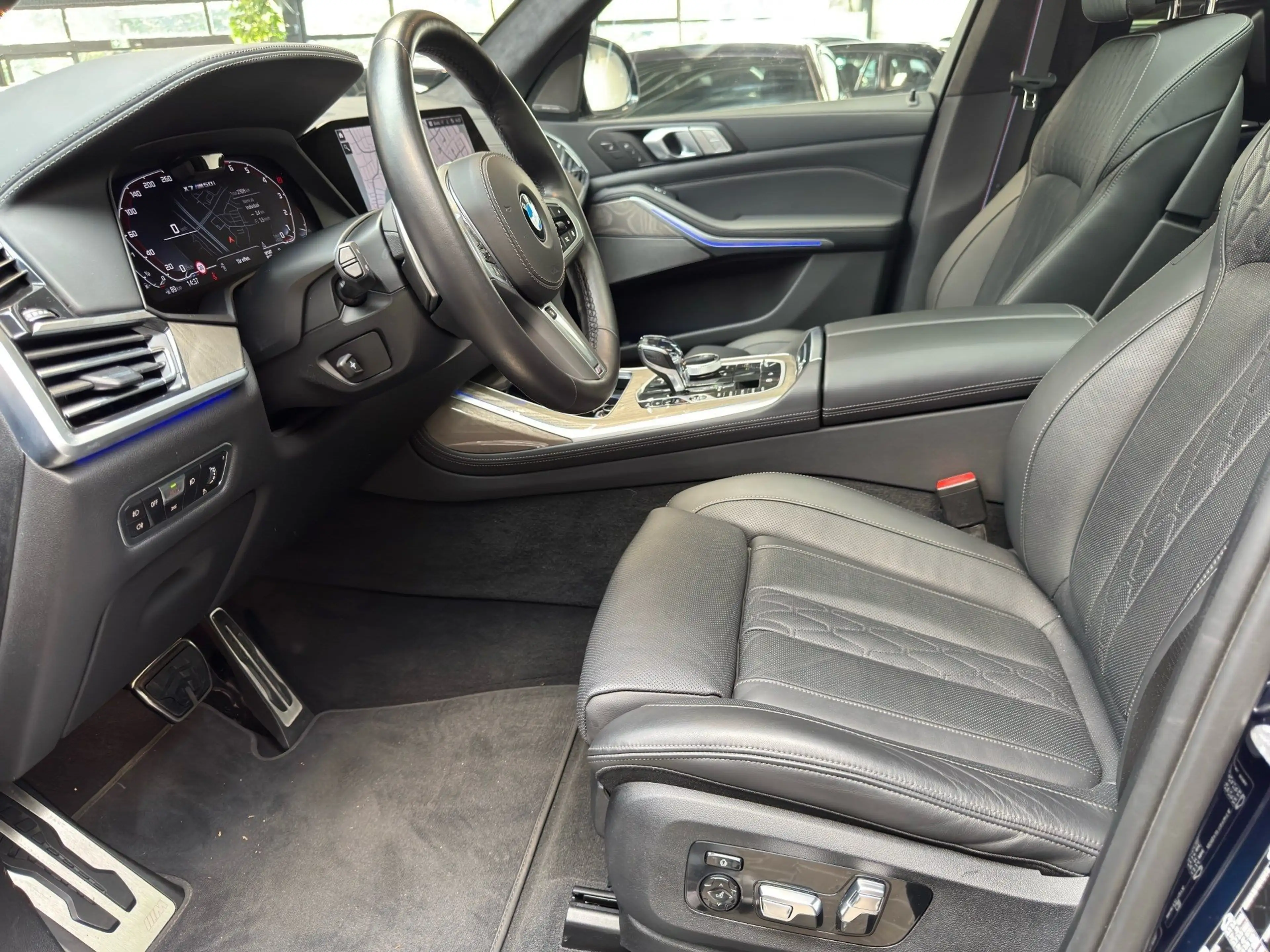 BMW X7 M 50i Laser Pano SkyLounge TV+ AHK DA Prof — photo 9