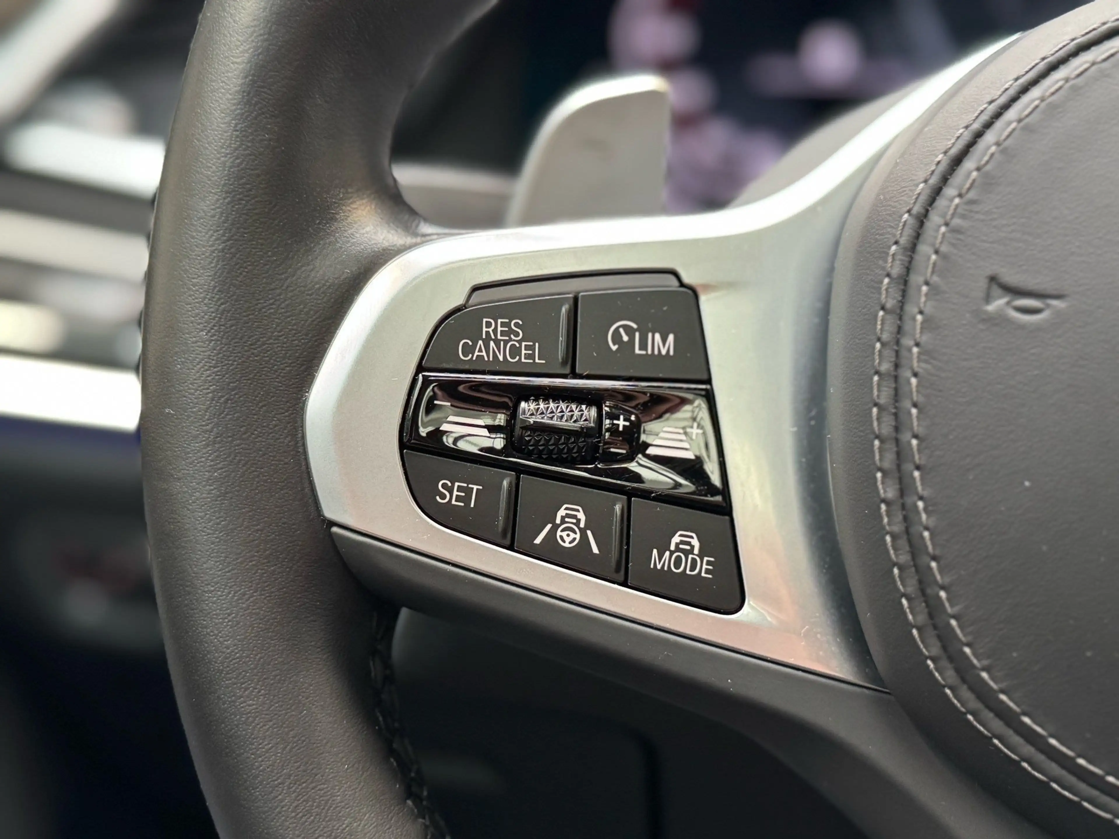 BMW X7 M 50i Laser Pano SkyLounge TV+ AHK DA Prof — photo 14