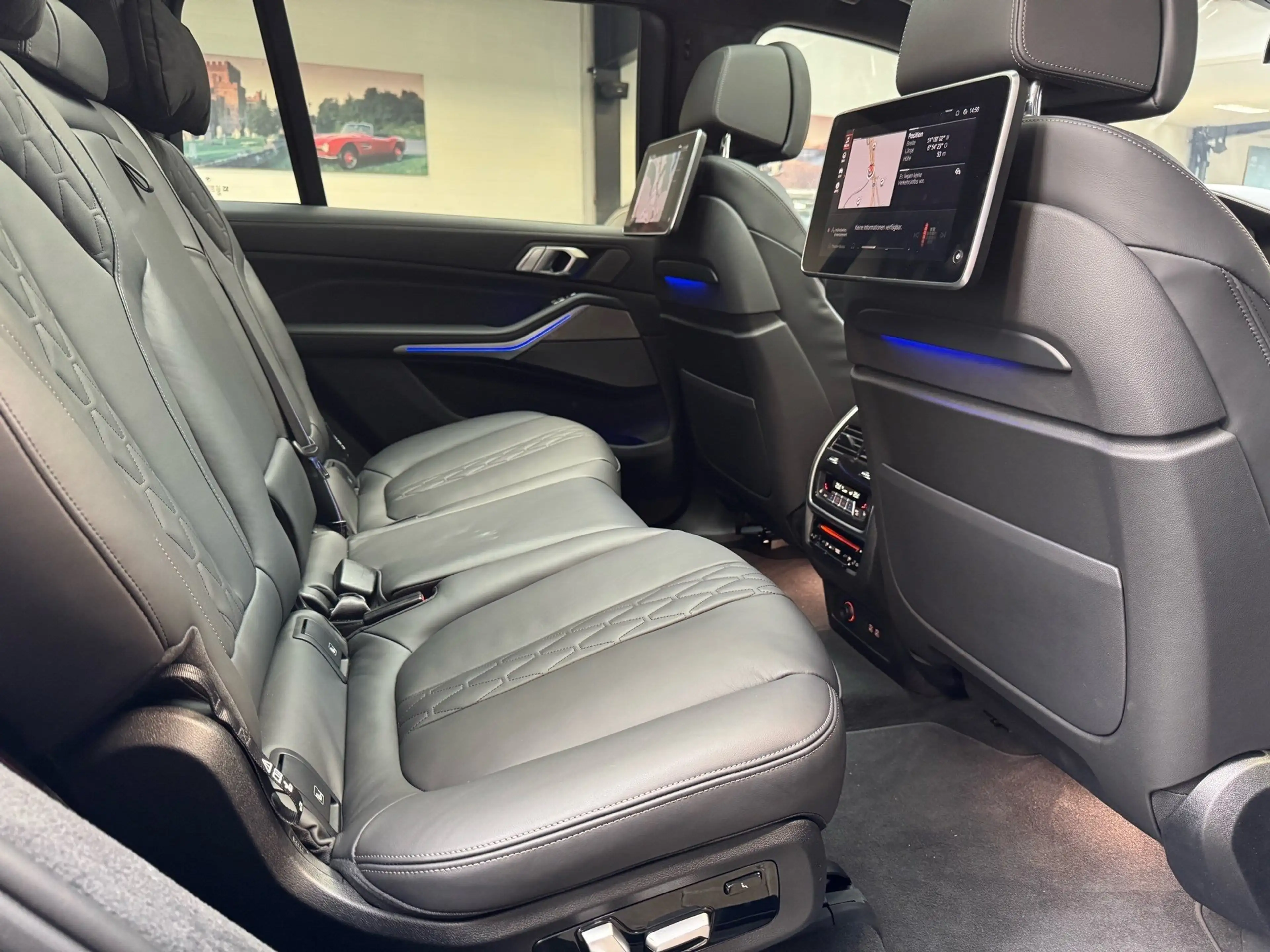 BMW X7 M 50i Laser Pano SkyLounge TV+ AHK DA Prof — photo 8