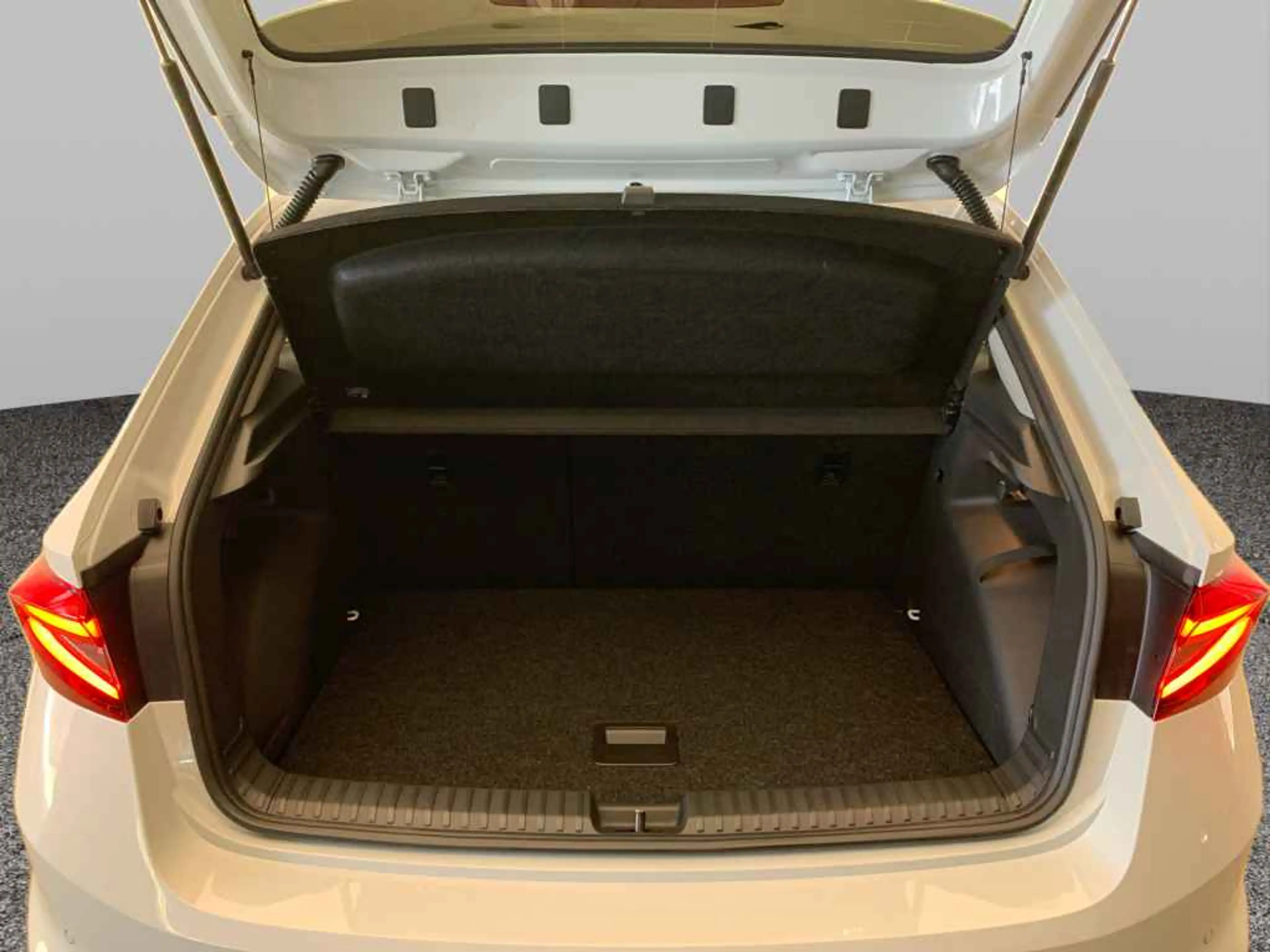 Skoda Fabia Tour 1.0 TSI DSG ACC*CAM*SHZ*LED*PDC*2-Z — photo 8