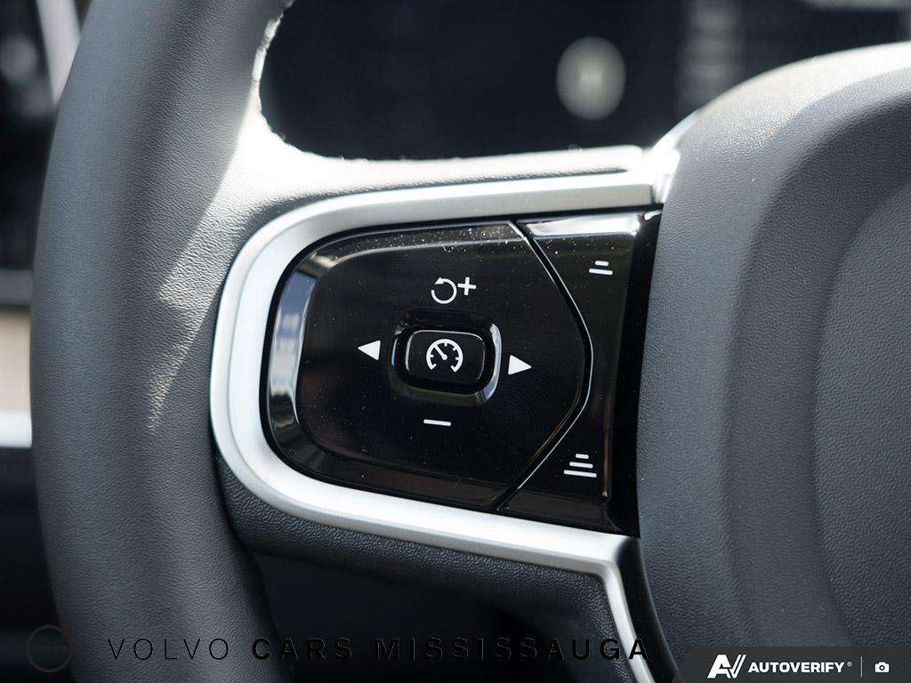 2026 Volvo XC60 B5 AWD Plus Dark Theme thumb 18