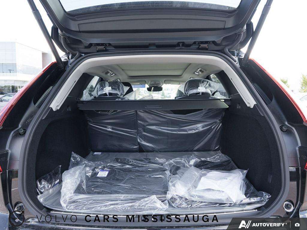 2026 Volvo XC60 B5 AWD Plus Dark Theme thumb 11