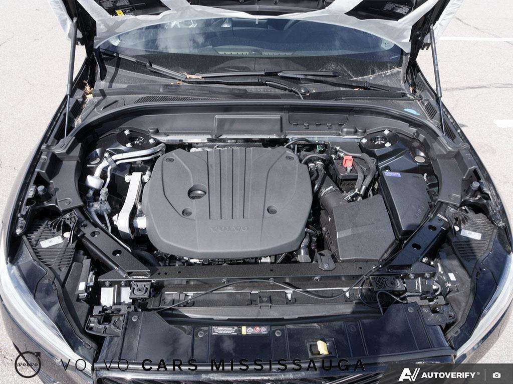 2026 Volvo XC60 B5 AWD Plus Dark Theme thumb 8