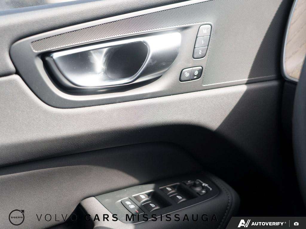 2026 Volvo XC60 B5 AWD Plus Dark Theme thumb 17