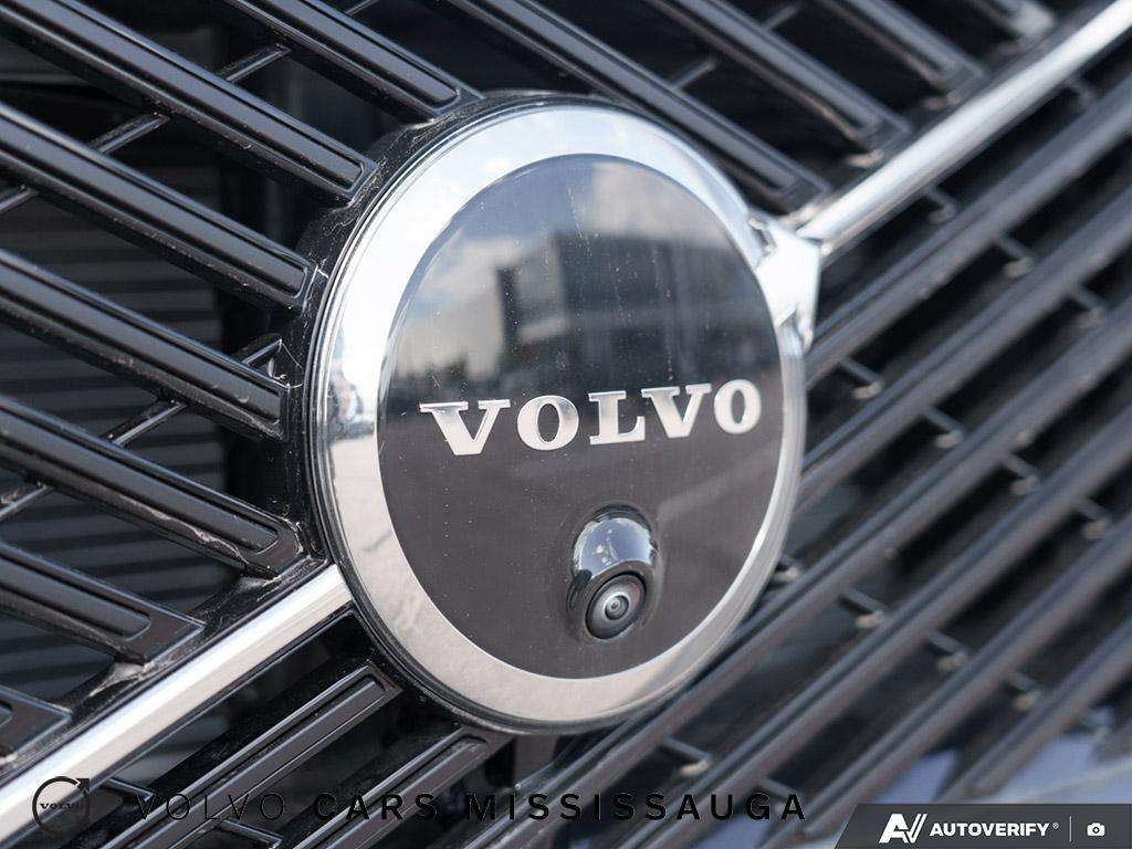 2026 Volvo XC60 B5 AWD Plus Dark Theme thumb 9