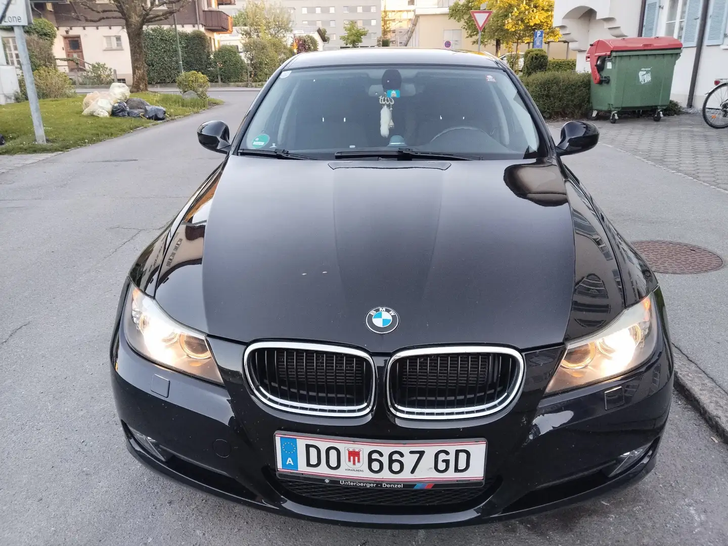 BMW 320 320d xDrive DPF Schwarz - 1