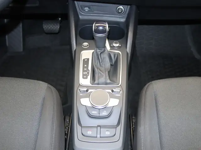 Audi Q2 view 10