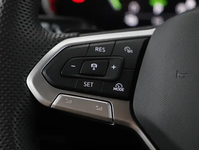 Volkswagen Touareg view 14