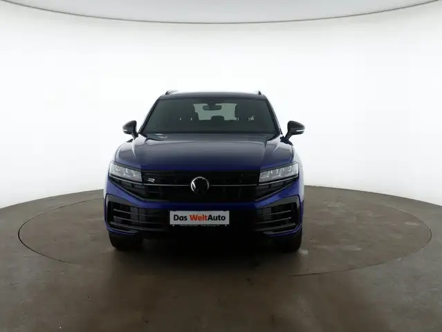Volkswagen Touareg view 3