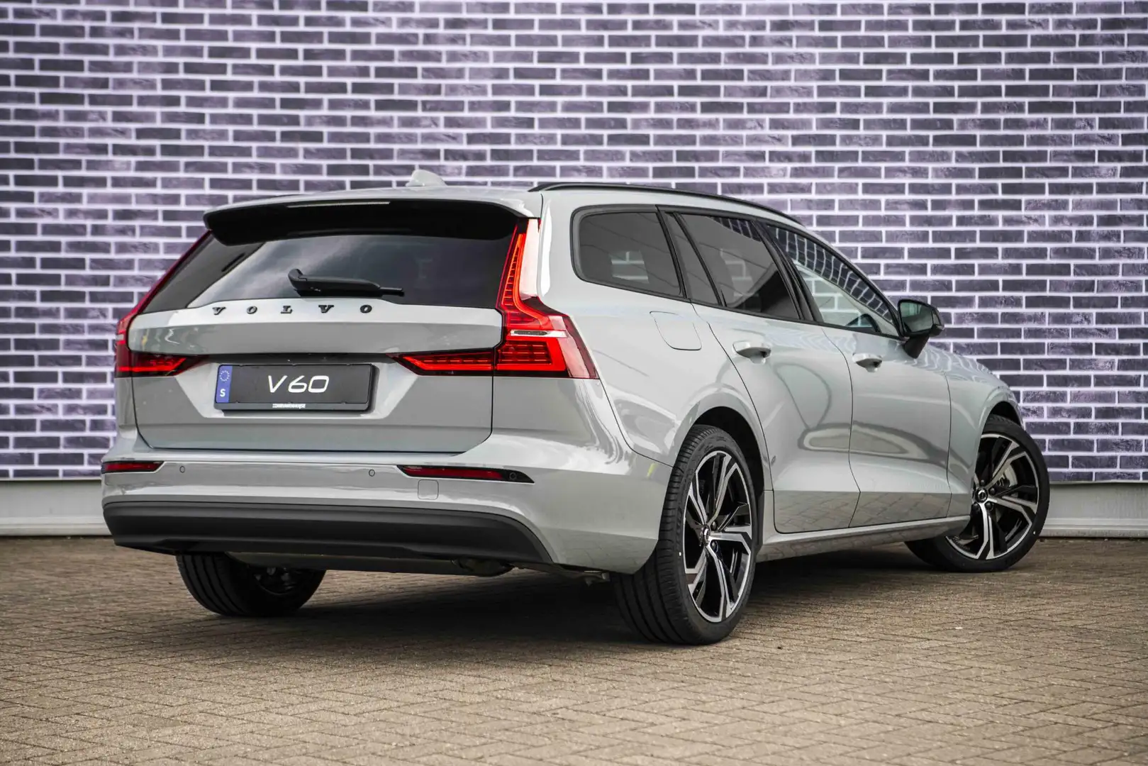 Volvo V60 2.0 T6 Plug-in hybrid AWD Essential | Sport Pack | Šedá - 2