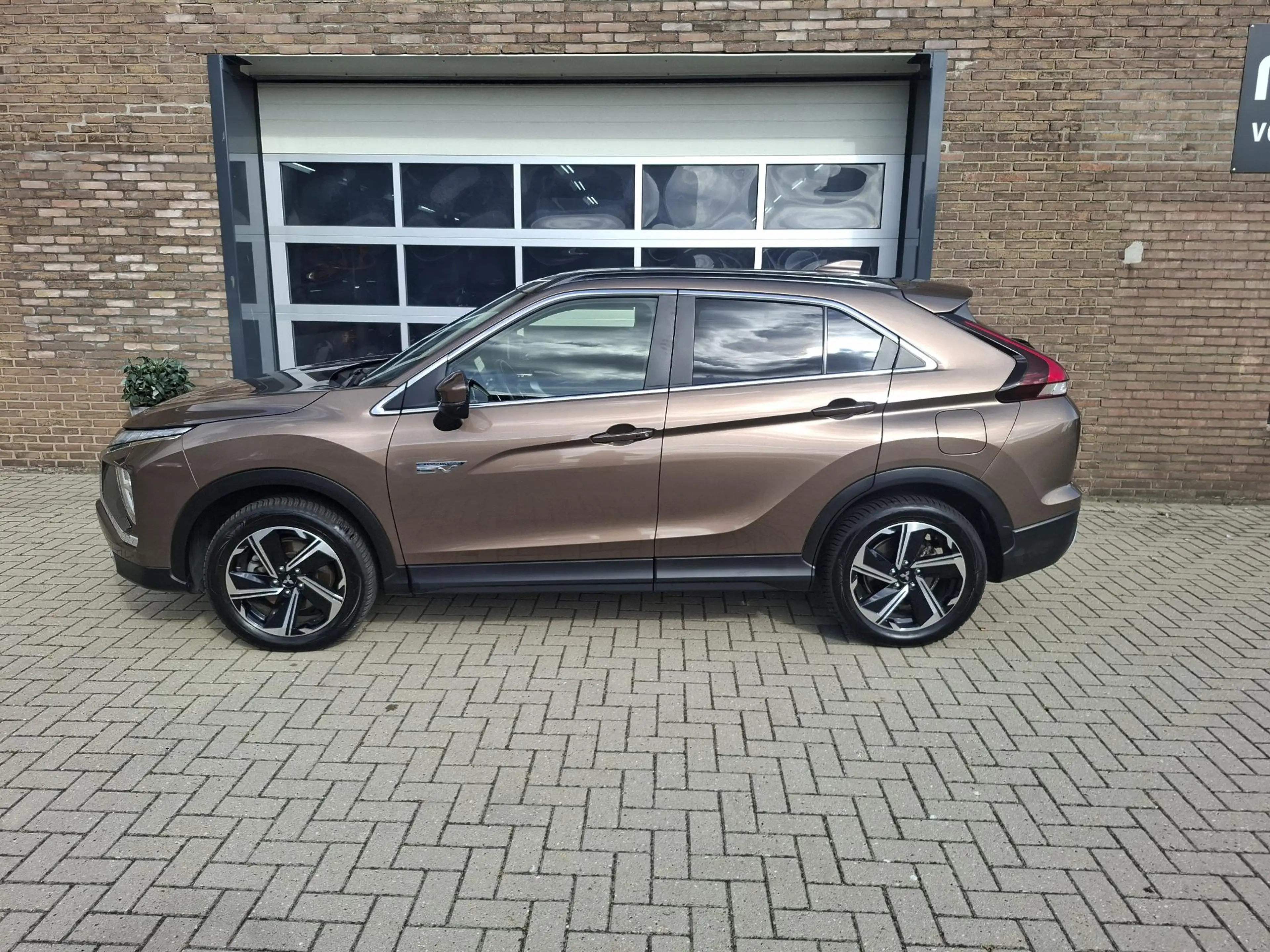 Mitsubishi Eclipse Cross 2.4 PHEV Business Executive SOH 98% — photo 12