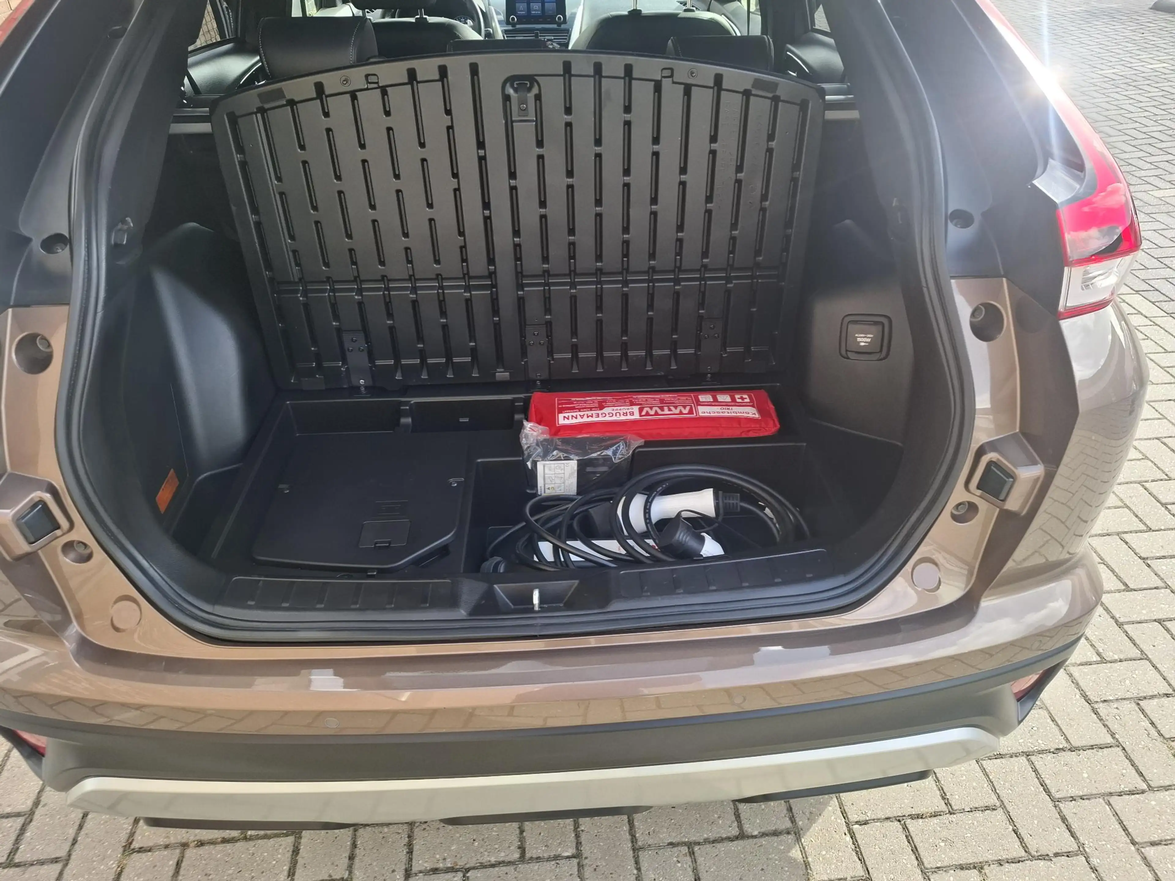 Mitsubishi Eclipse Cross 2.4 PHEV Business Executive SOH 98% — photo 31
