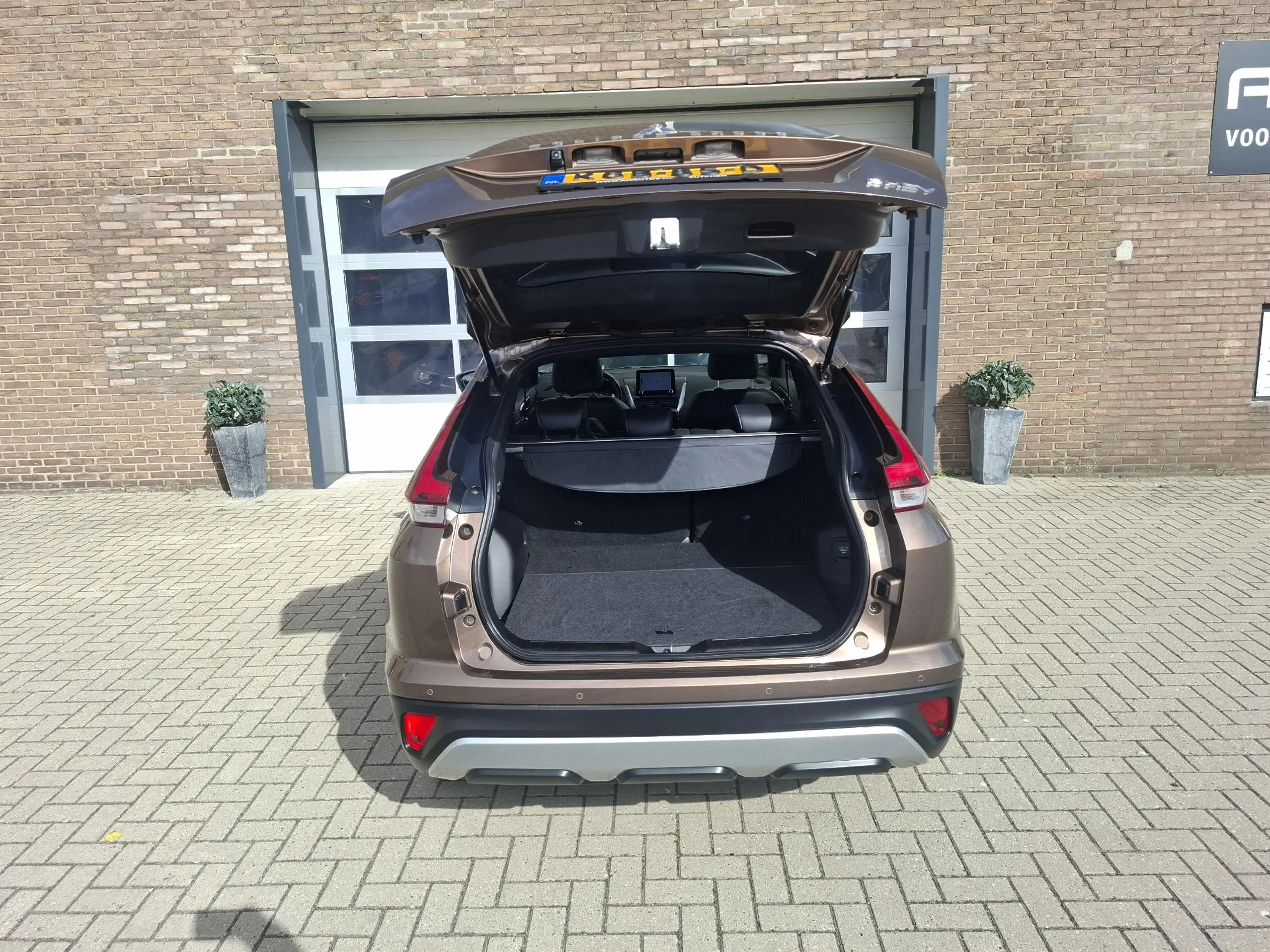 Mitsubishi Eclipse Cross 2.4 PHEV Business Executive SOH 98% — photo 38