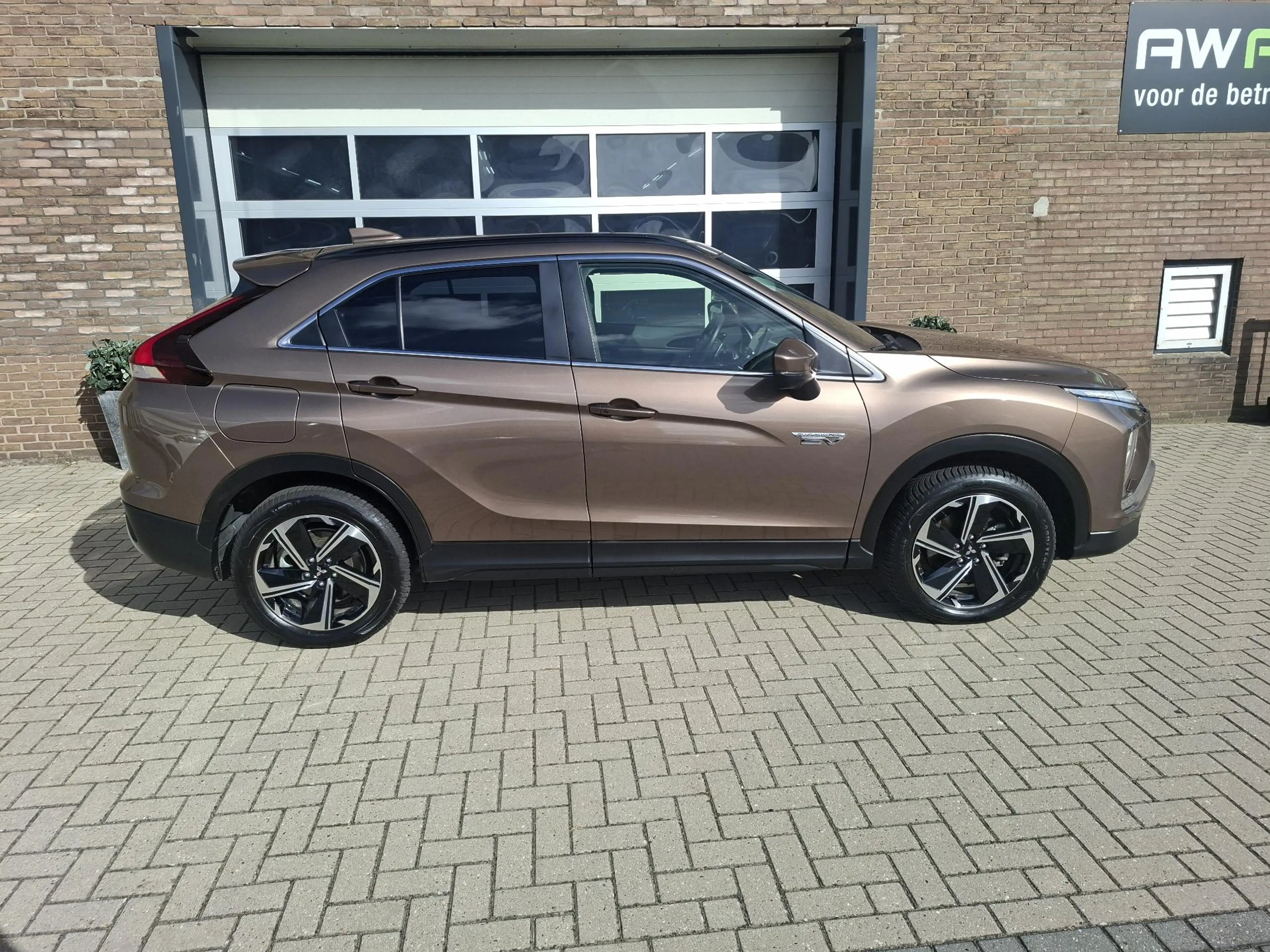 Mitsubishi Eclipse Cross 2.4 PHEV Business Executive SOH 98% — photo 2