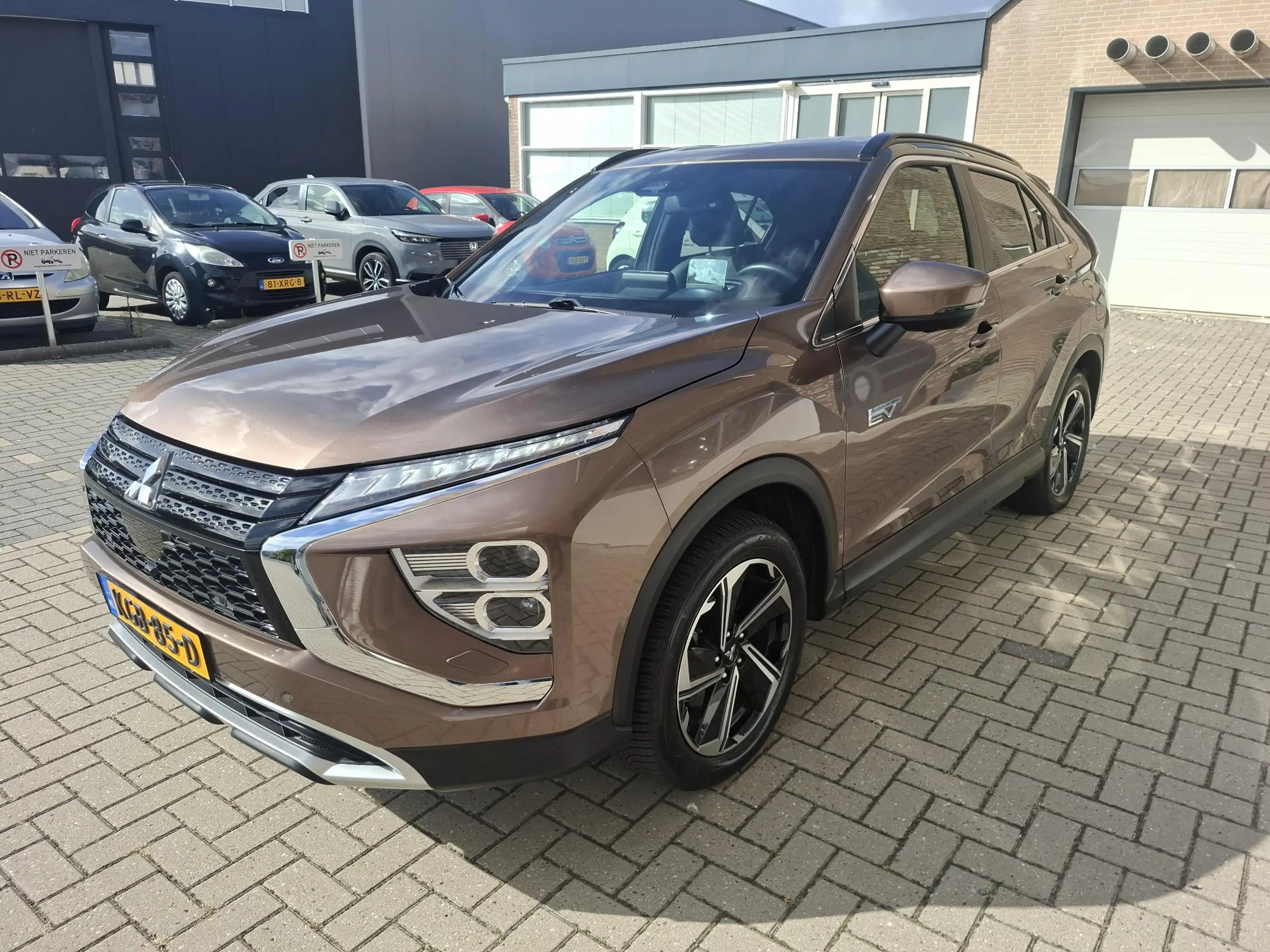 Mitsubishi Eclipse Cross 2.4 PHEV Business Executive SOH 98% — photo 32