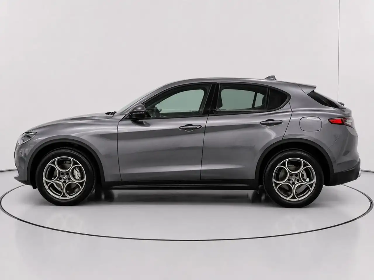 Alfa Romeo Stelvio 2023 — фото 6