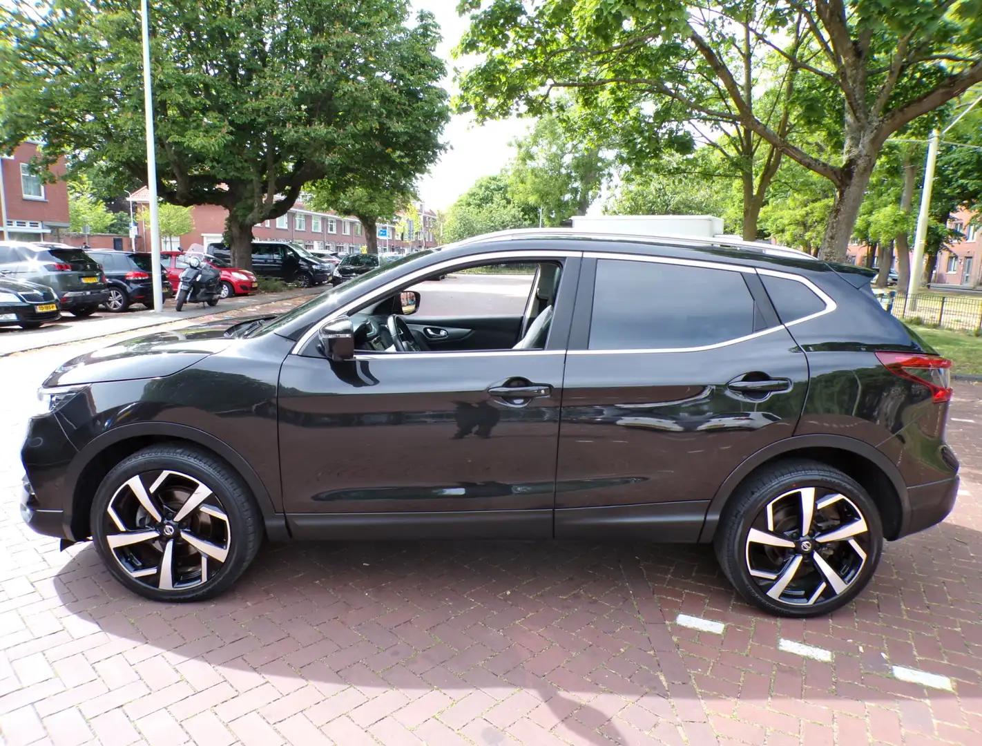 Nissan Qashqai 1.2 Tekna AUTOMAAT PANORAMADAK NAV TEL CRUISECONT Zwart - 2