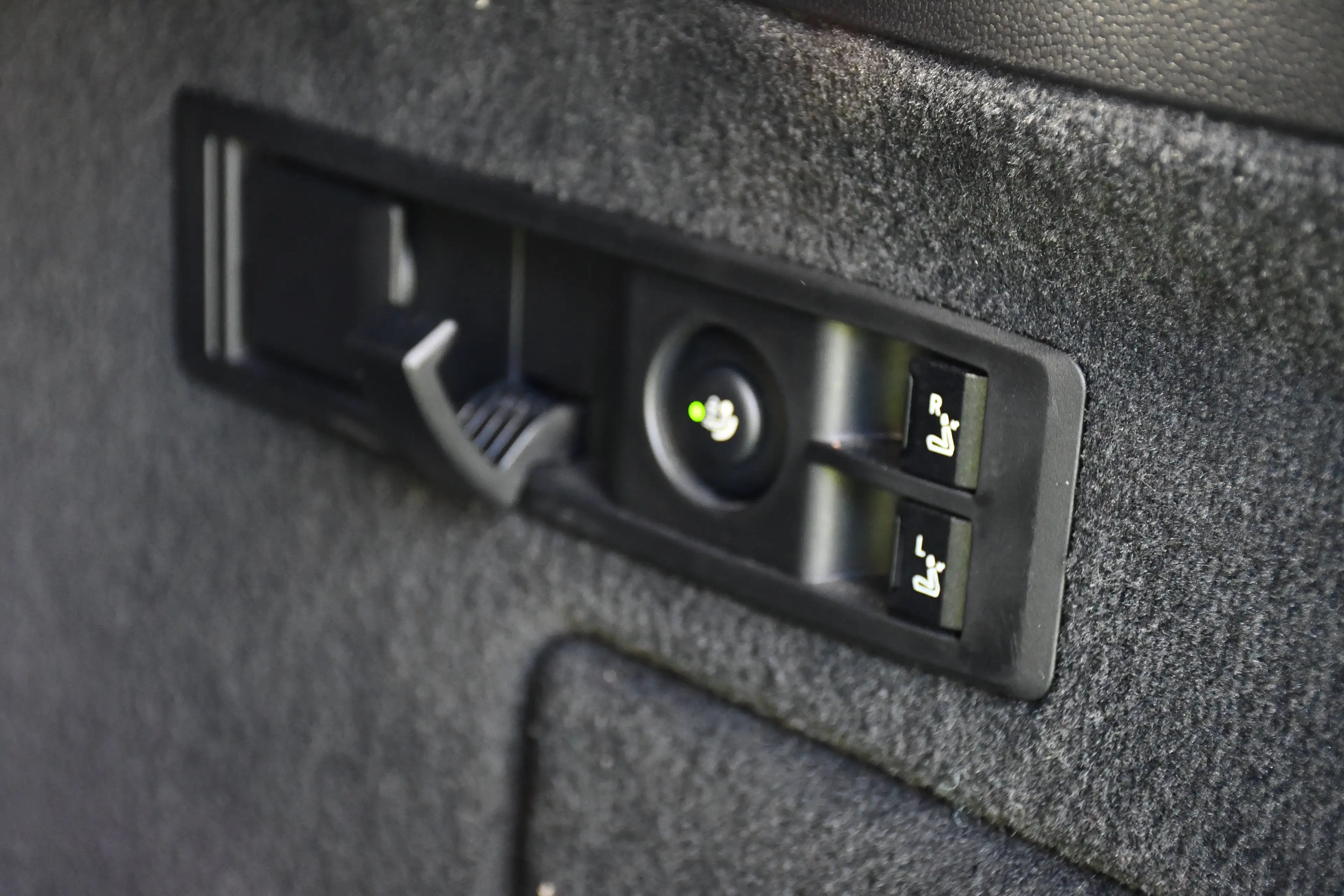 BMW iX iX 76.6 kWh xDrive40 — photo 14