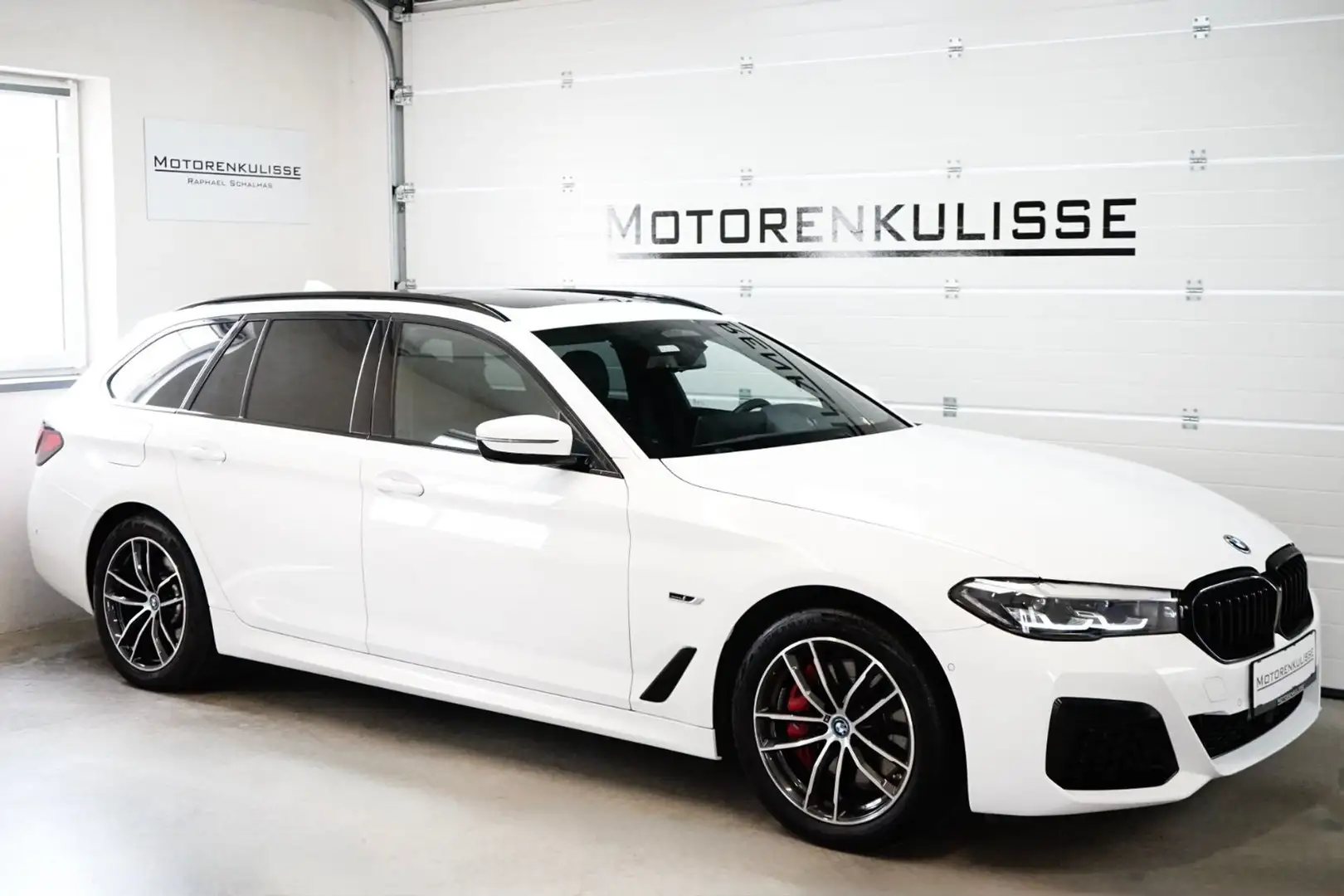 BMW 530 e xDrive Touring M Sport Aut. - PANO - ACC - HIFI Weiß - 1